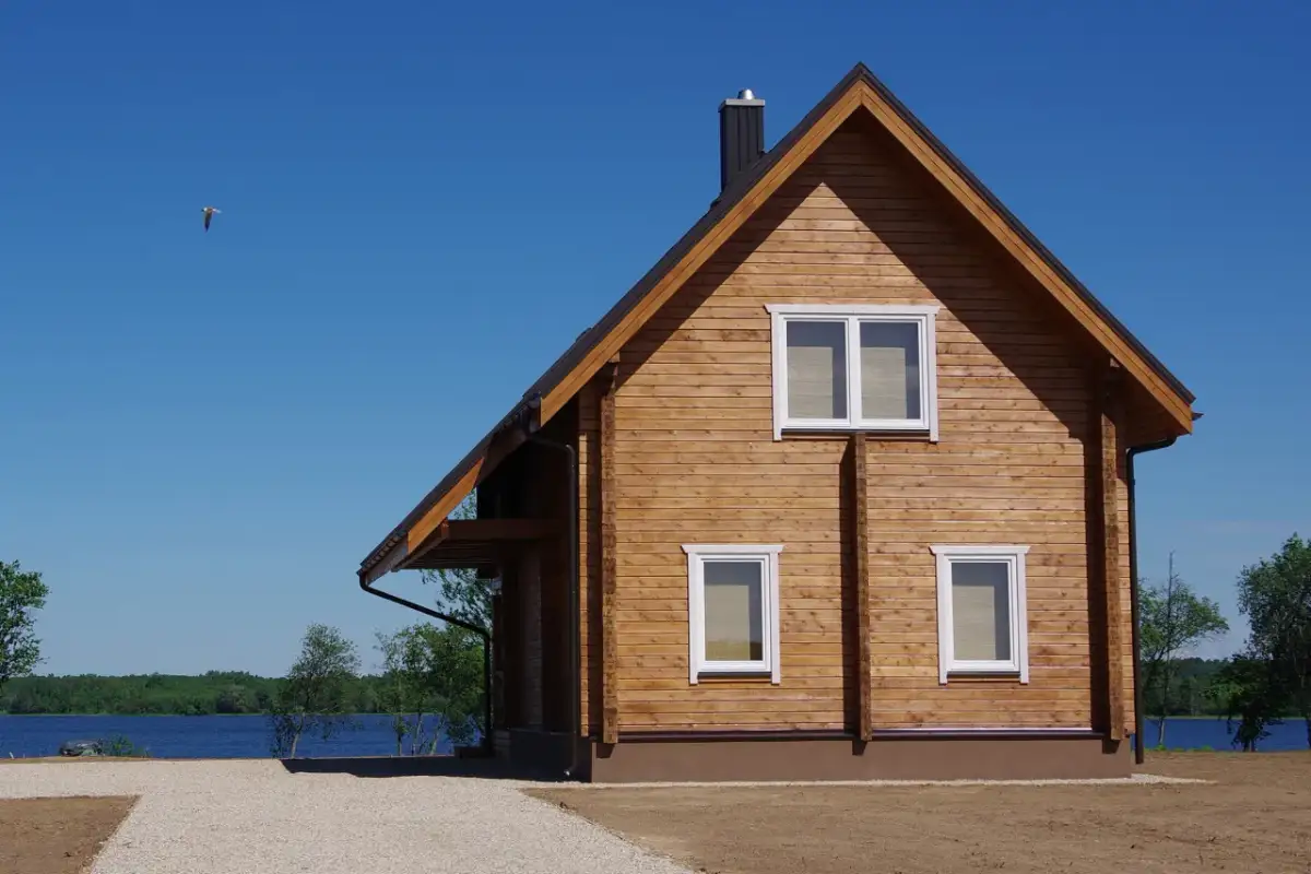 Jak prawidłowo ocieplić dom drewniany, aby uniknąć problemów z wilgocią