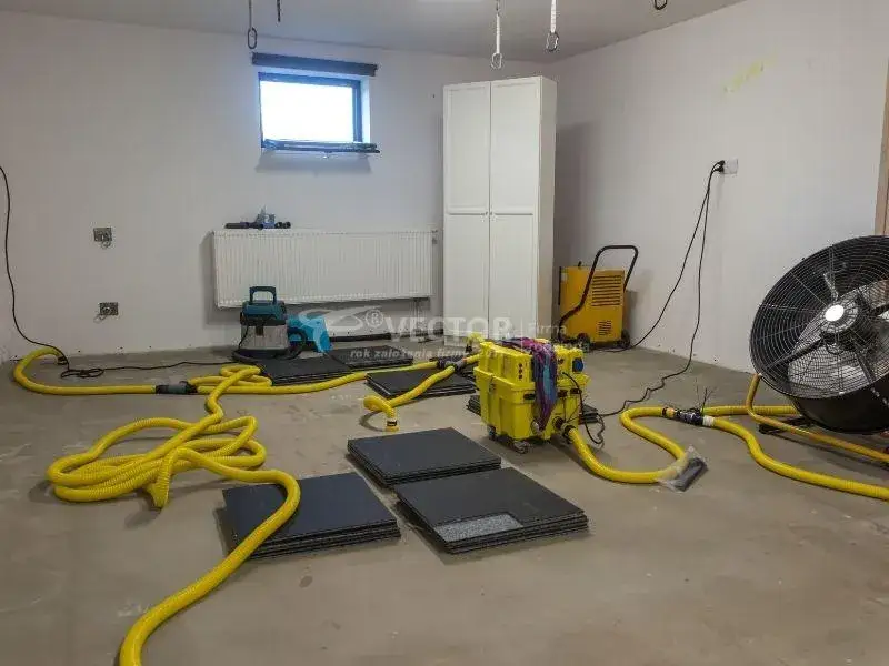 Jak osuszyć mieszkanie po zalaniu? Skuteczne metody i porady