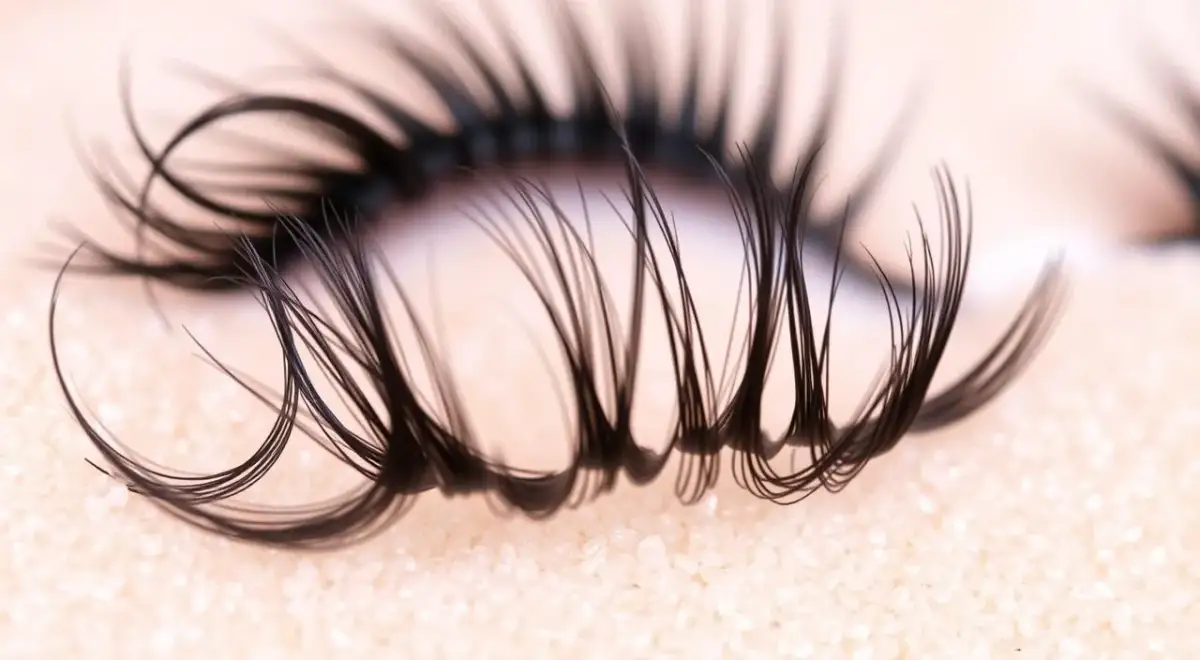 Rzęsy skręt C czy D? Wybierz idealny dla Twojego spojrzenia!