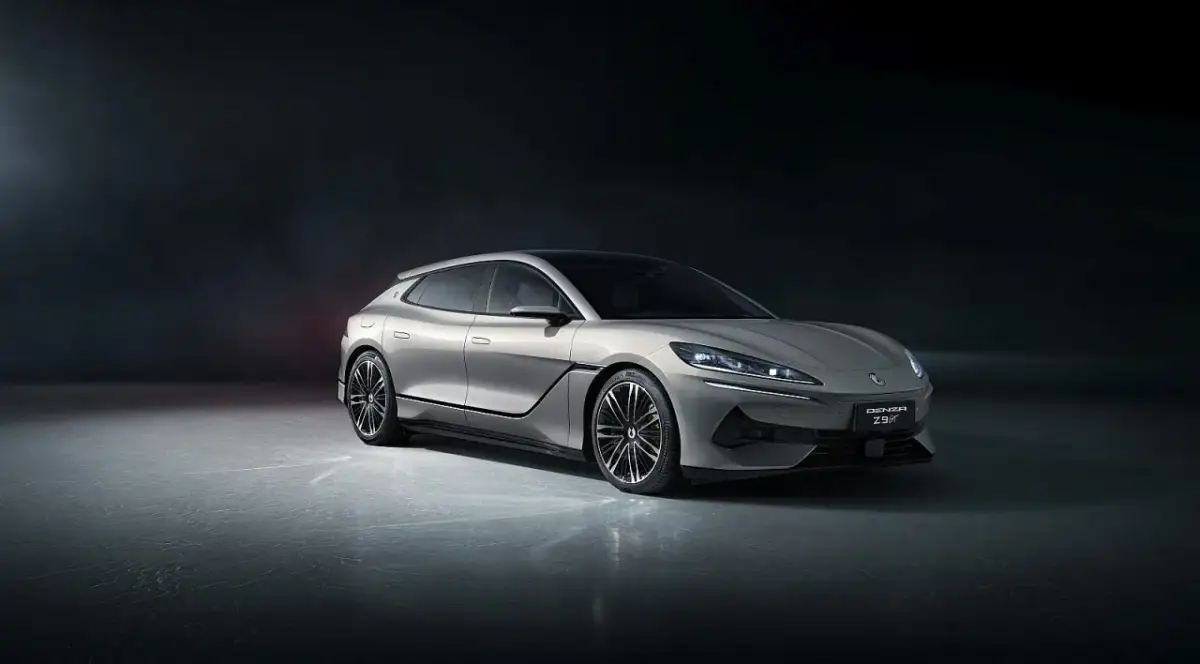 Elegancki, srebrny Denza Z9 GT z futurystycznym designem stoi na ciemnym tle.