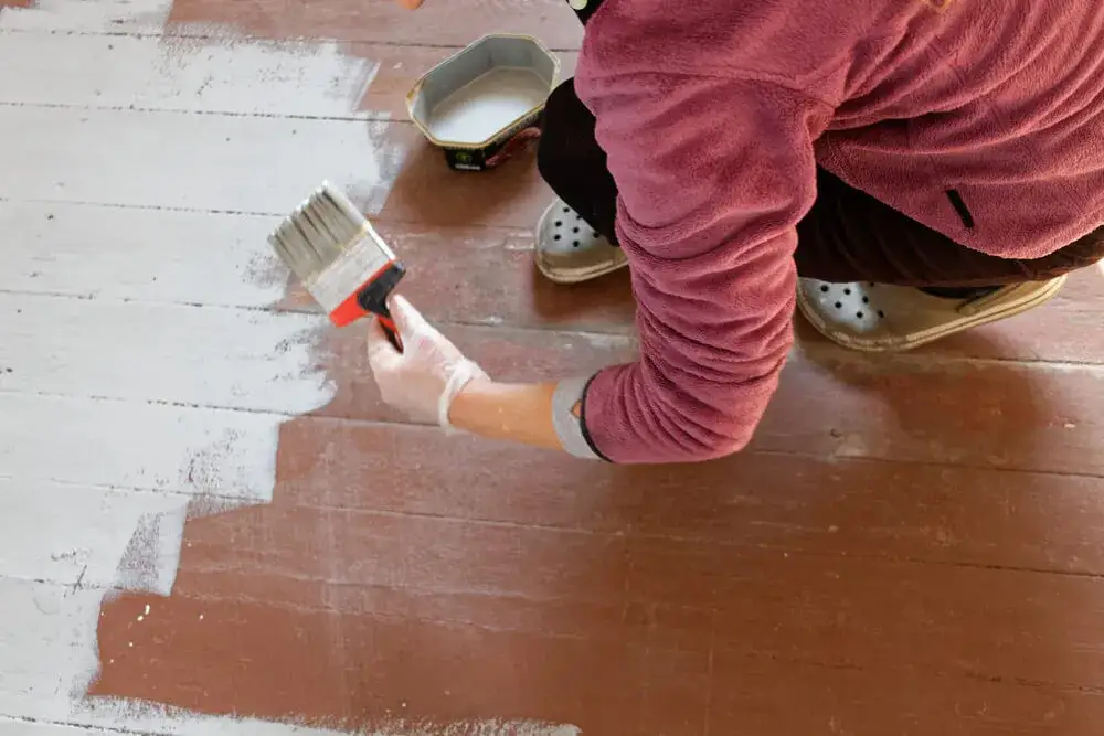 Jaką farbę do mebli wybrać, aby uniknąć błędów i kosztów?