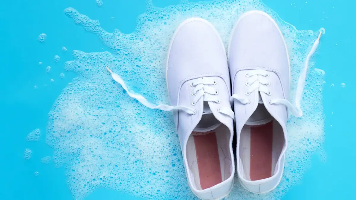 Białe buty bez żółtych zacieków? Skuteczne czyszczenie i pielęgnacja