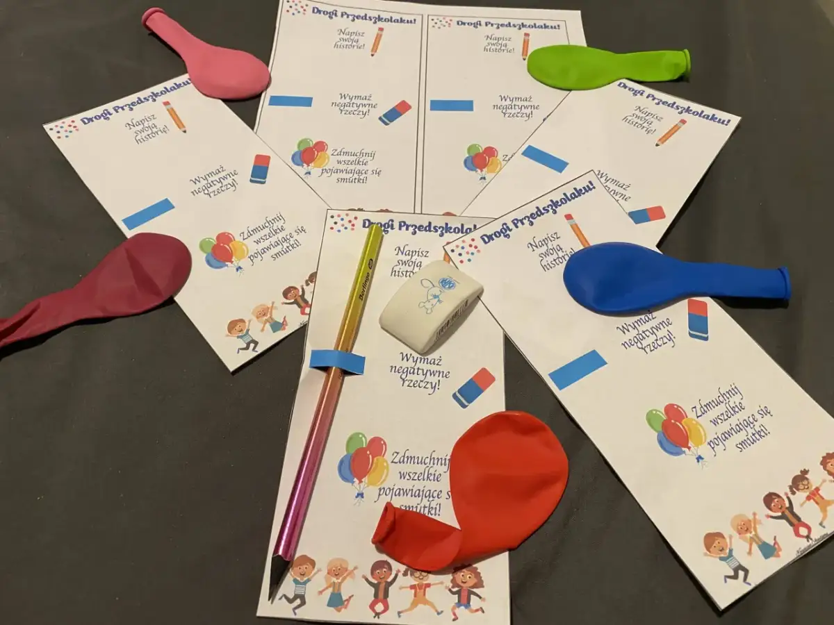 Kolorowe balony, kredka i gumka na kartkach "Drogi Przedszkolaku!" to idealny zestaw na zakończenie zerówki.