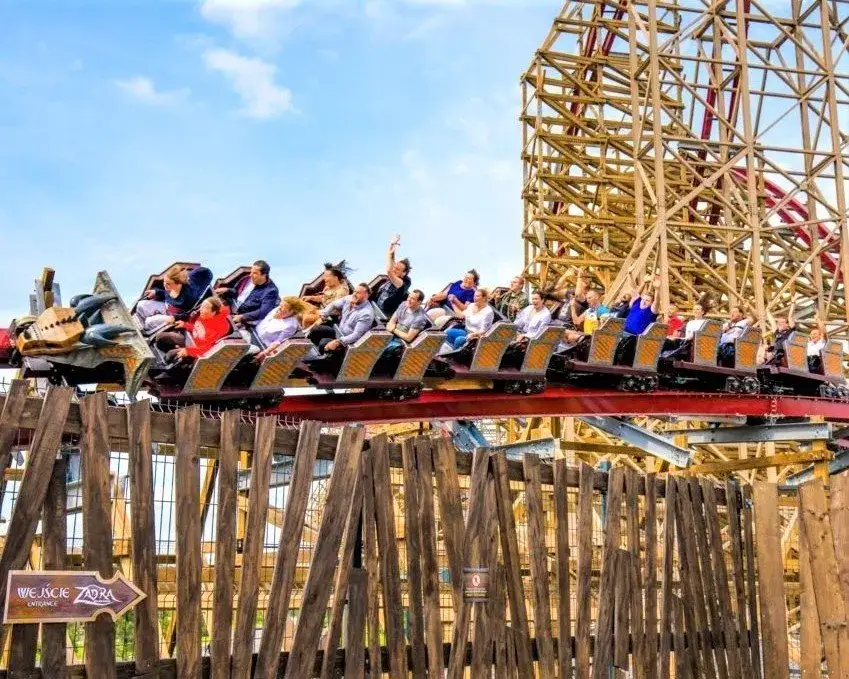 Zatorland czy Energylandia – który park rozrywki jest lepszy dla rodziny?