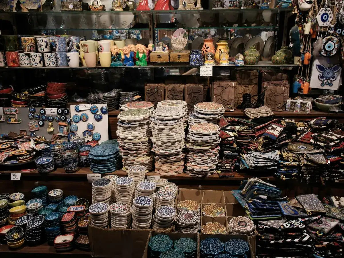 Tureckie bazarowe ceny: stosy ceramicznych podstawek, miseczek i breloczków z "złym okiem".