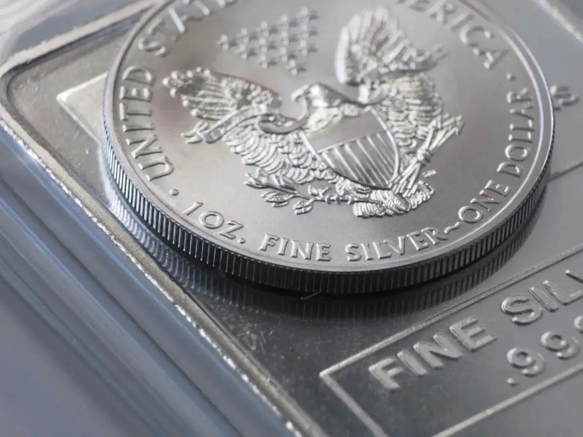 Srebrna moneta z orłem i sztabka. Zastanawiasz się, gdzie kupić srebro inwestycyjne? Oto odpowiedź.