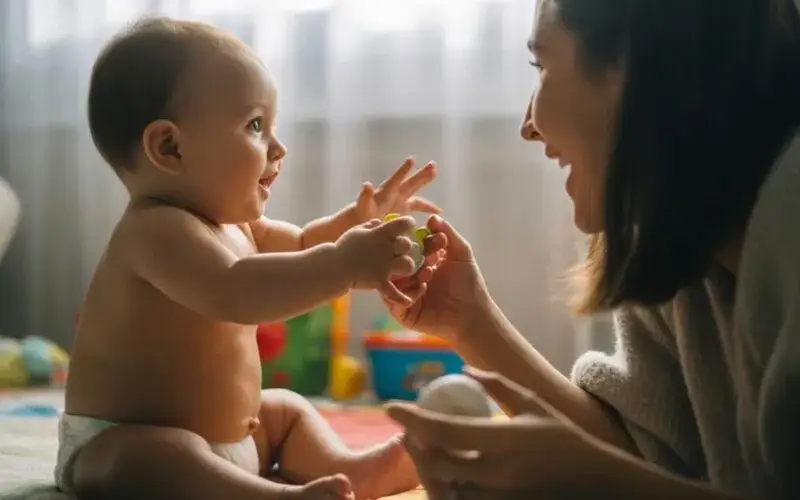 Mądre zabawy z 9-miesięcznym dzieckiem: Wspieraj rozwój i bezpieczeństwo