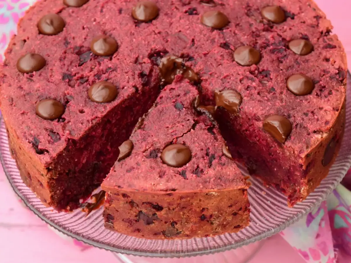 Jak upiec wilgotne ciasto czekoladowe z burakami? Zdrowy przepis!