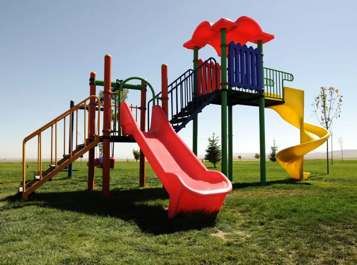 Plac zabaw: Zgłoszenie czy pozwolenie? Uniknij błędów prawnych!