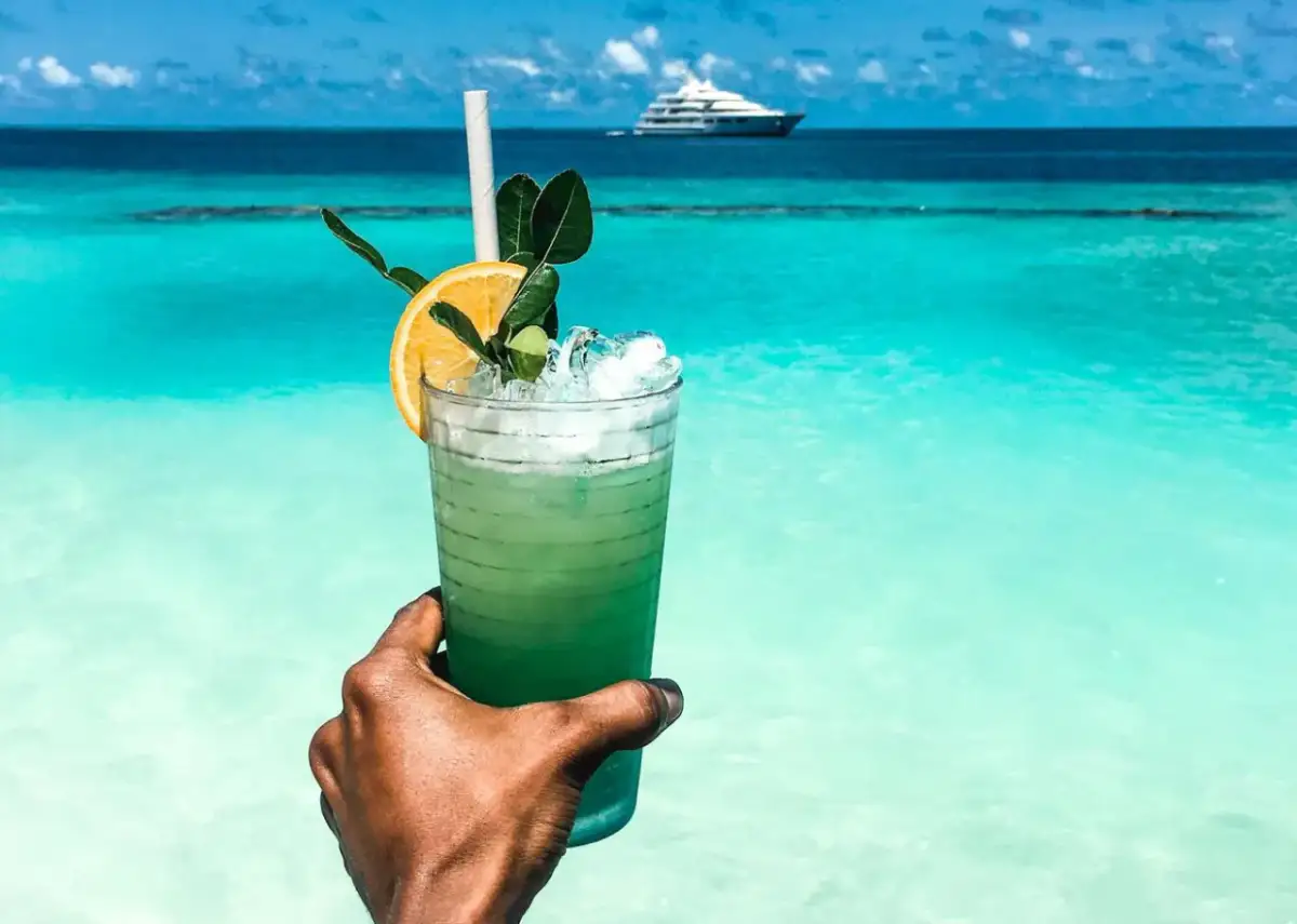 Drink na plaży: Legalnie, smacznie i zawsze chłodno!