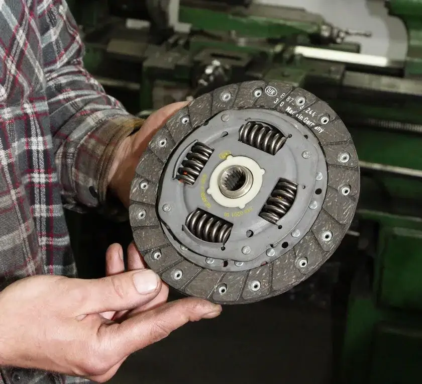 Ile wytrzymuje sprzęgło? Poznaj objawy, koszty i sekrety trwałości