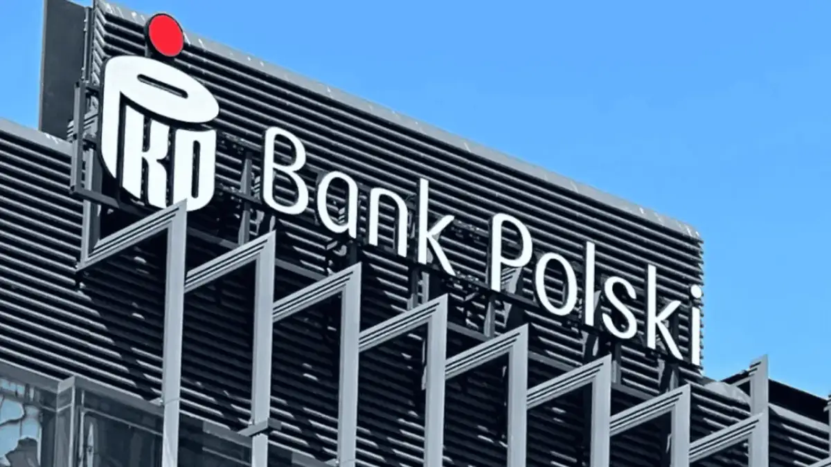 Logo PKO Banku Polskiego. Zapomniałem numer klienta PKO, ale widok na budynek banku przypomina mi, że muszę go odzyskać.