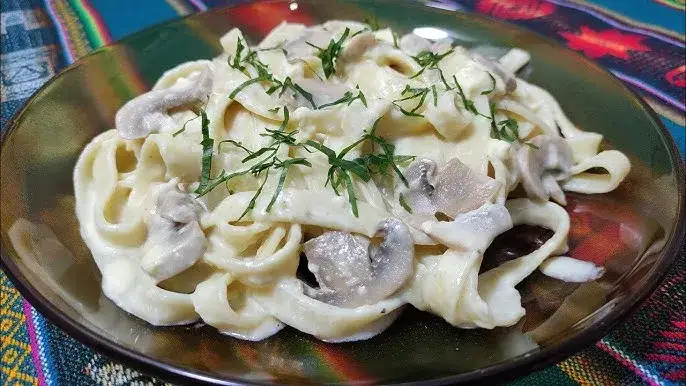 Pasta Alfredo con Champiñones: El Secreto de la Cremosidad Perfecta