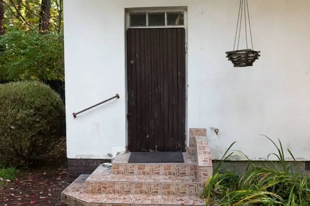 Własne drzwi zewnętrzne: Czy to się opłaca? Poradnik DIY + Ud