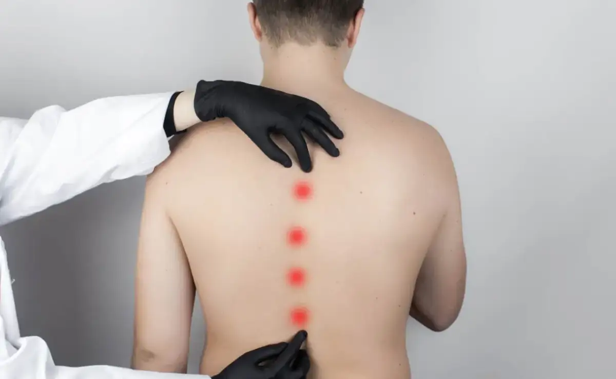 Jak skutecznie złagodzić ból kręgosłupa po nocy i poprawić sen