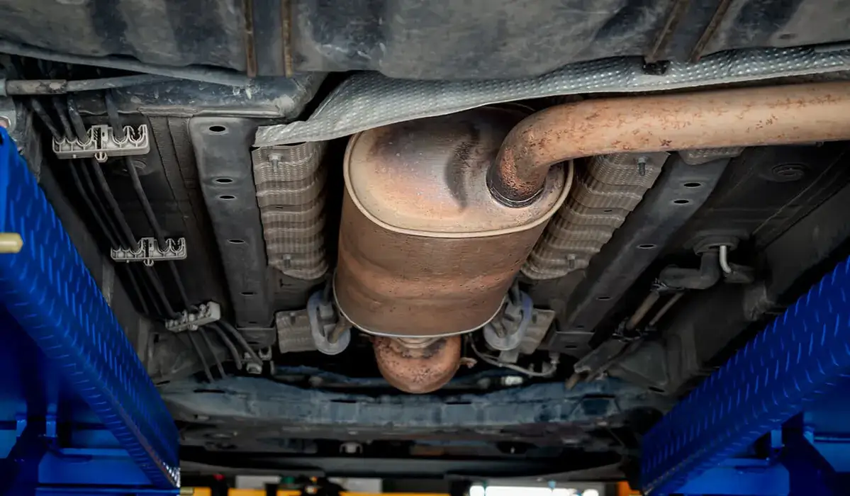 Dziura w wydechu objawy: jak rozpoznać problem i uniknąć kosztów