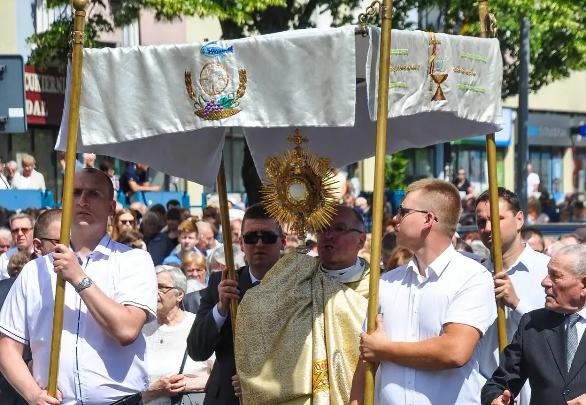 Dlaczego w Boże Ciało są 4 ołtarze? Odkryj ich głębokie znaczenie