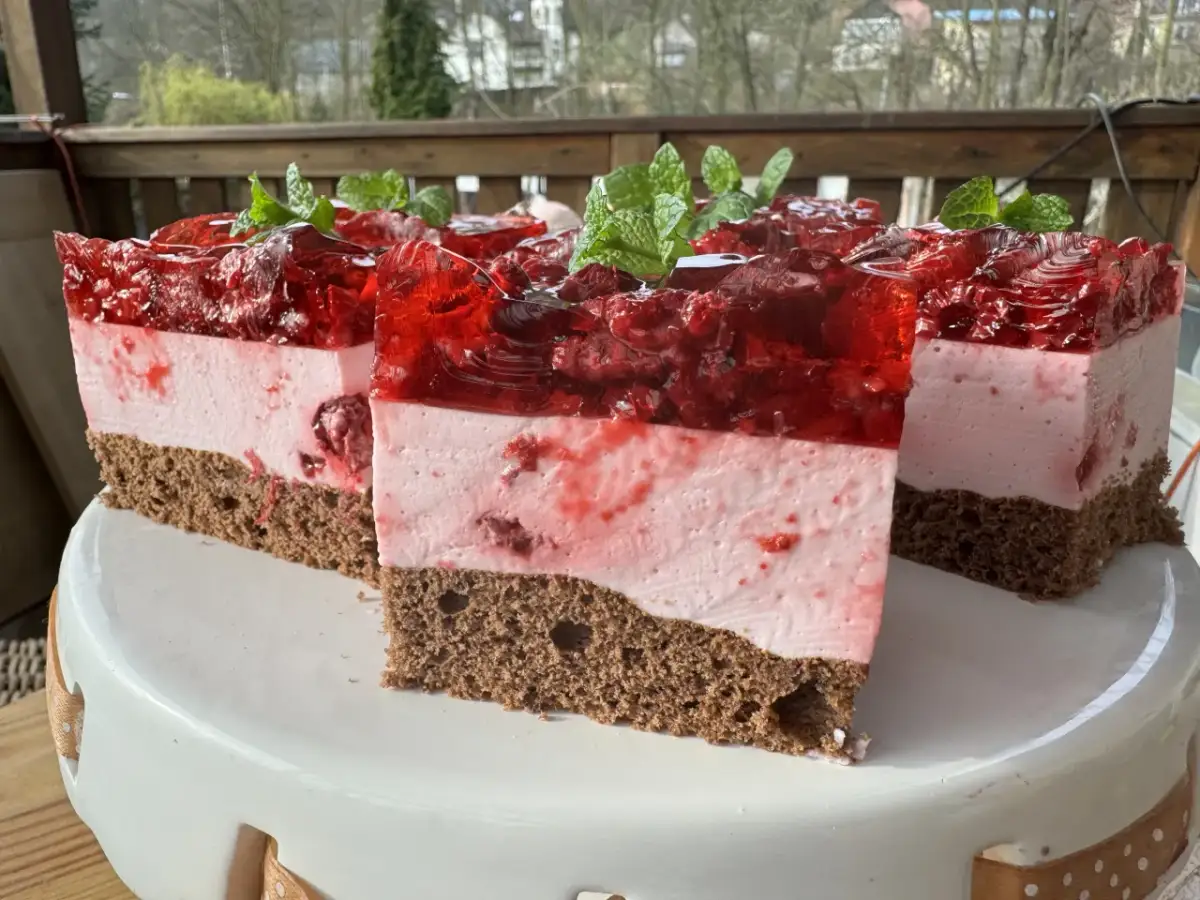 Pyszny przepis na ciasto kostka malinowa, które zachwyci każdego