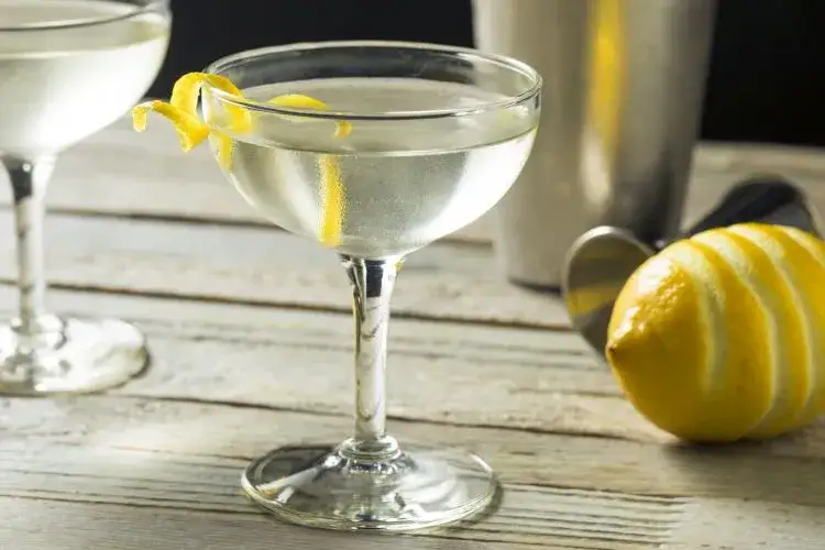 Drink Bonda: Odkryj tajemnice i przepis na Vesper Martini