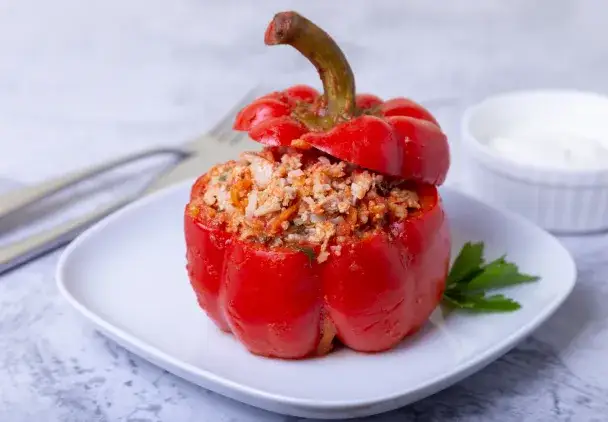 Jaką surówkę do papryki faszerowanej wybrać, aby zachwycić smakiem?