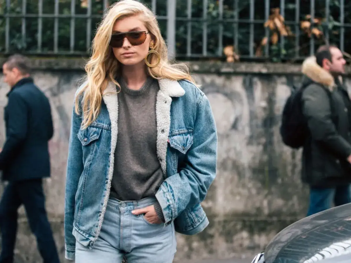 Stylowa kobieta w kurtce jeansowej z futerkiem, idealna na chłodne dni. Dowiedz się, jak prać kurtkę jeansową z futerkiem, by służyła latami.