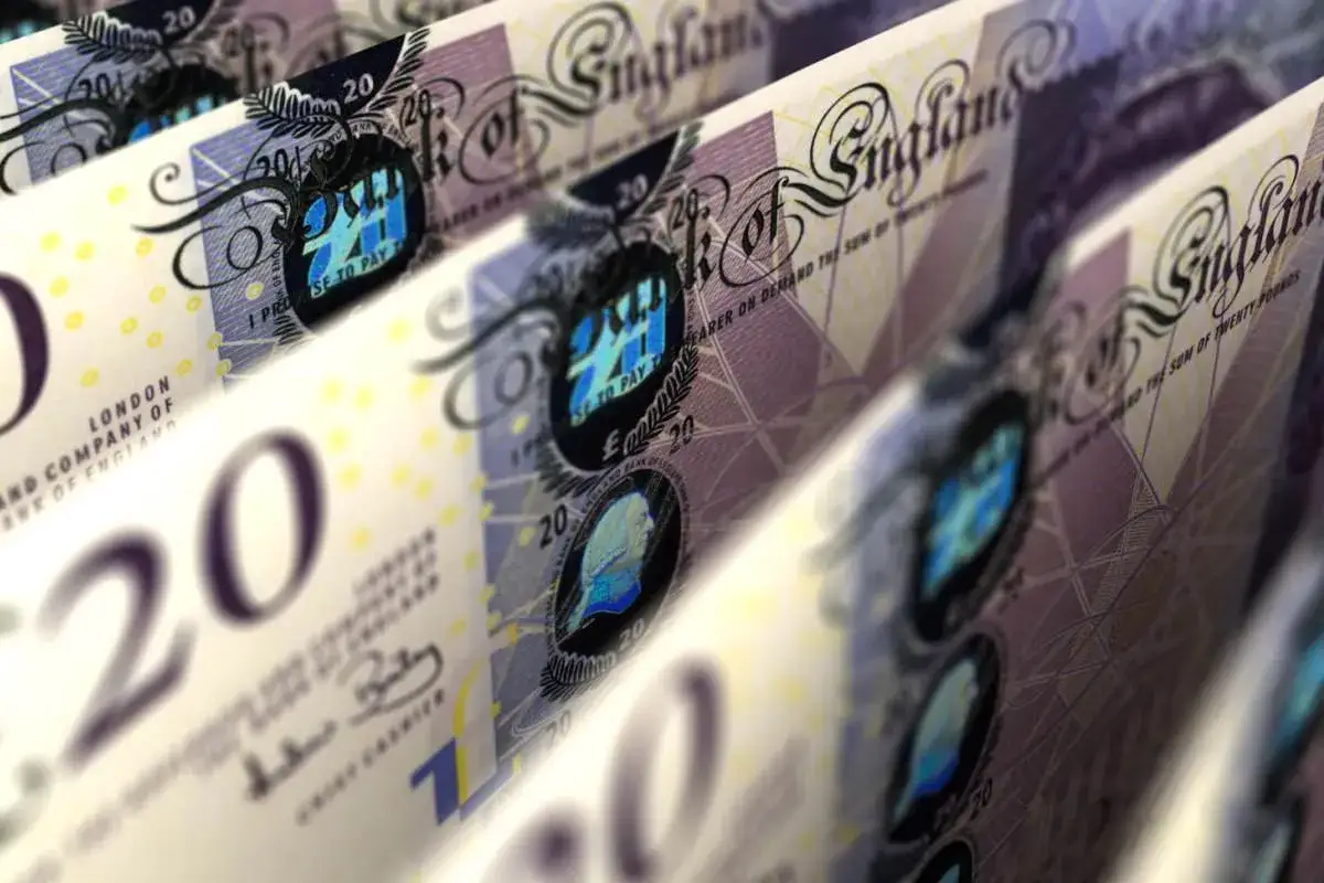 Rząd banknotów po 20 funtów, czyli jaka waluta jest w Anglii. Widoczne napisy "Bank of England" i "Twenty Pounds".