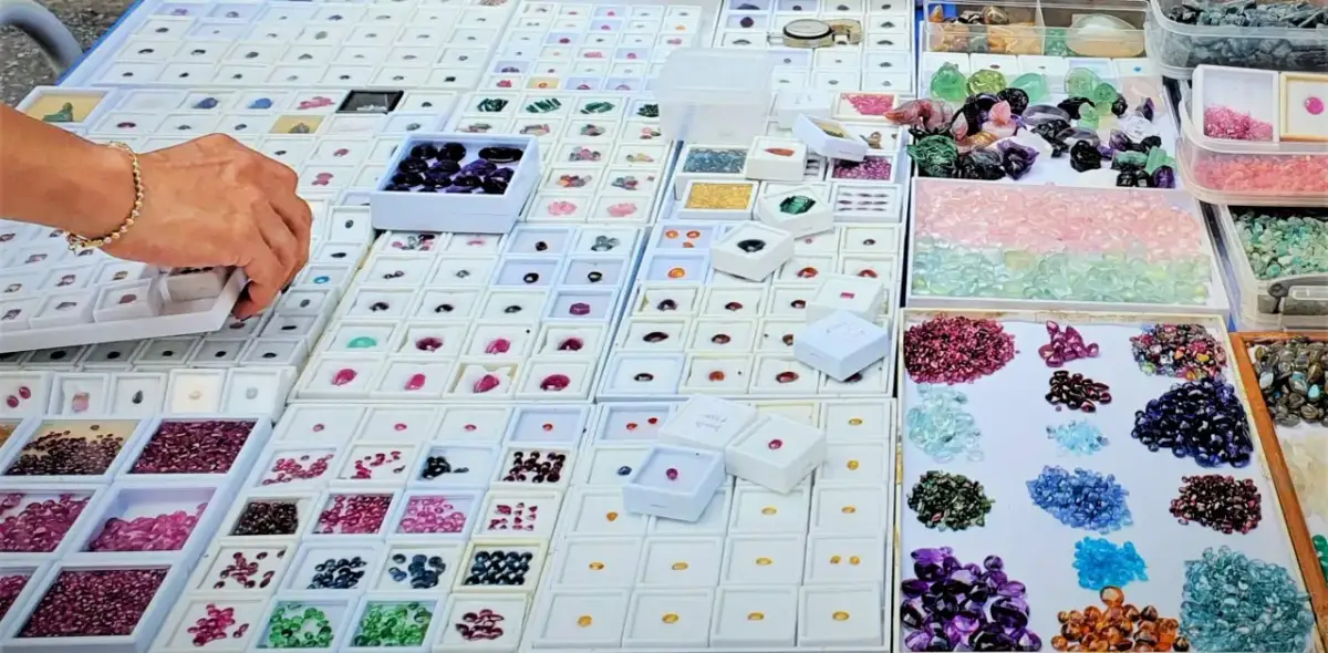 Gdzie kupić kamienie do biżuterii: 5 najlepszych sklepów online