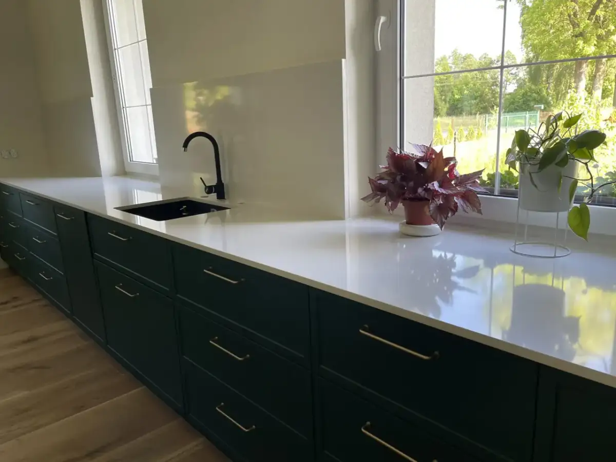 Ceny blatu z konglomeratu granitowego Misty White – co musisz wiedzieć