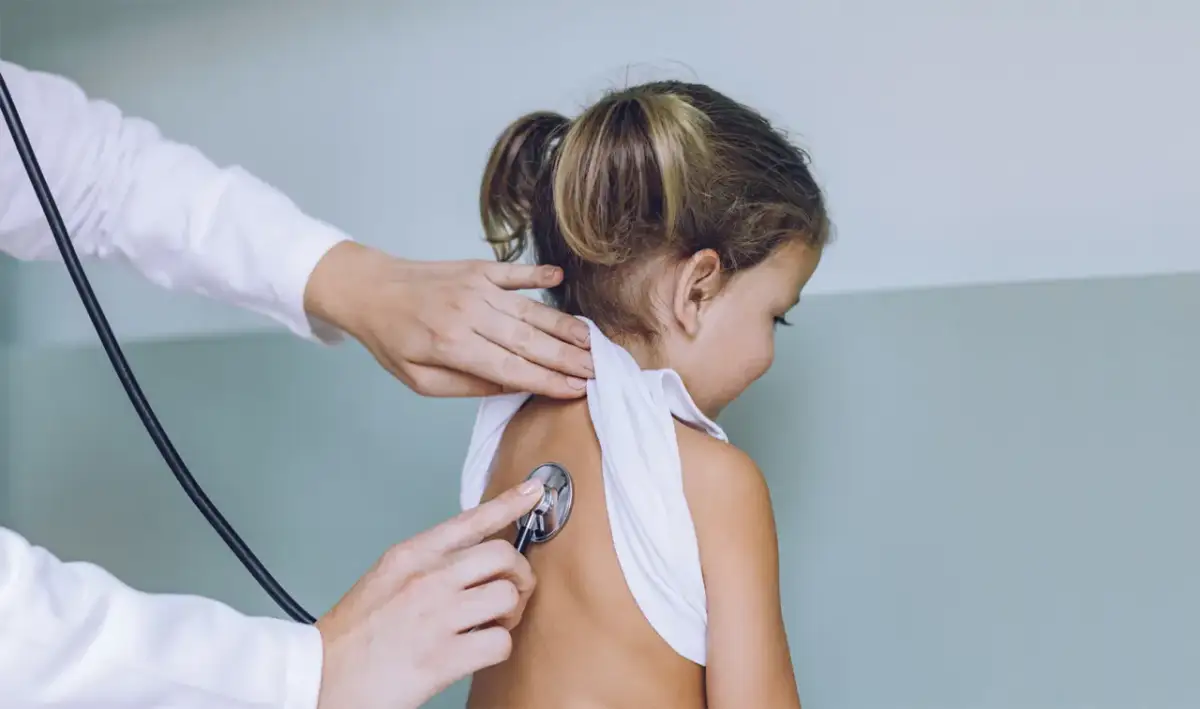 Kiedy do pulmonologa z dzieckiem? Objawy, które nie można zignorować