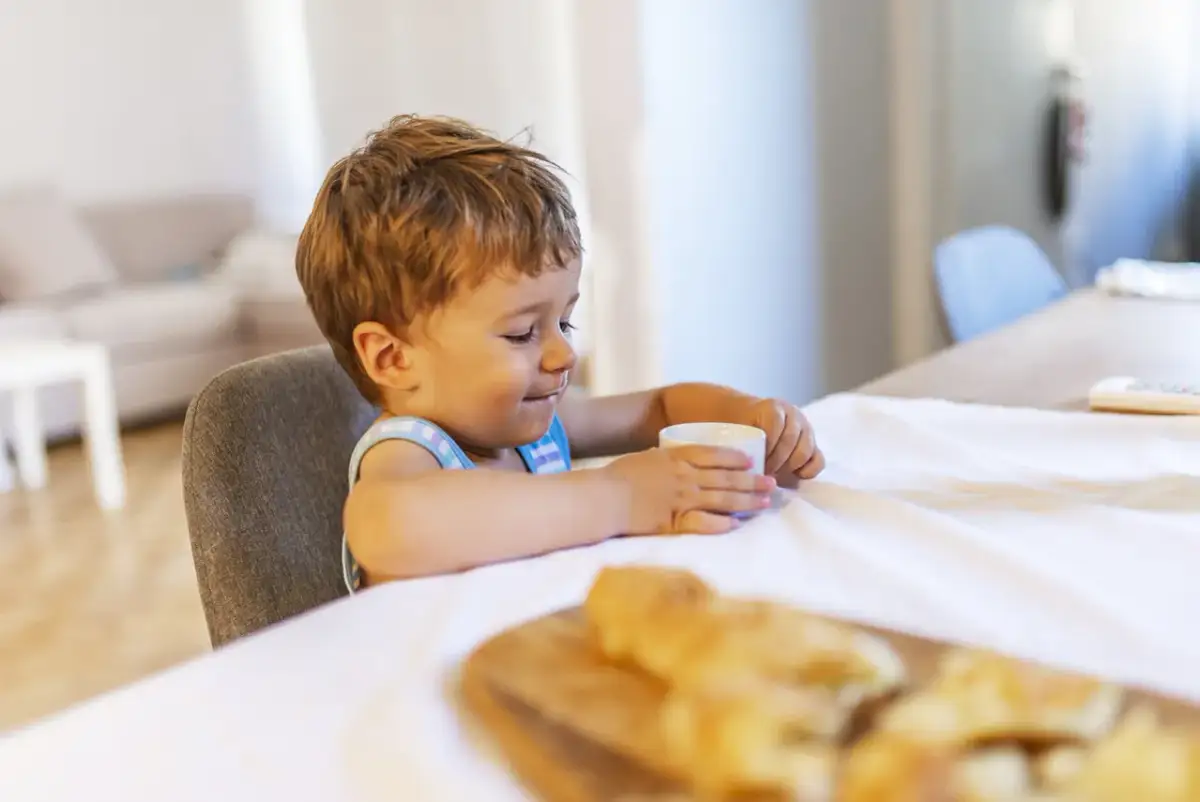 Kiedy dziecko może pić mleko krowie? Ważne informacje i ryzyka.