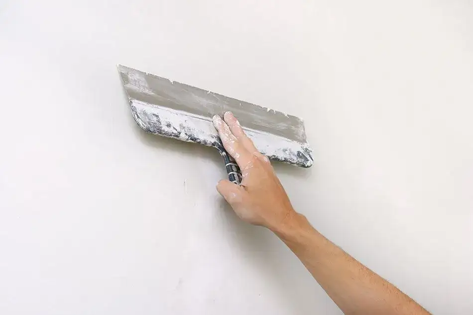 Czym szpachlować tynki gipsowe, aby uzyskać idealnie gładkie ściany?