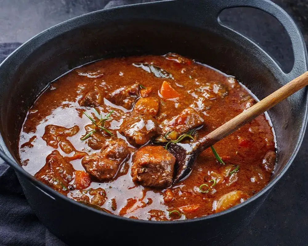 Pyszne przepisy na to, co zrobić w kociołku na ognisku