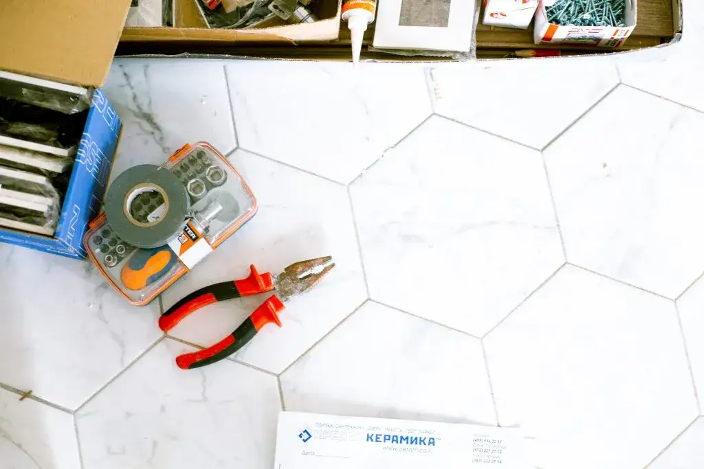 Jak obliczyć płytki do łazienki: 7 kroków do idealnego wyniku