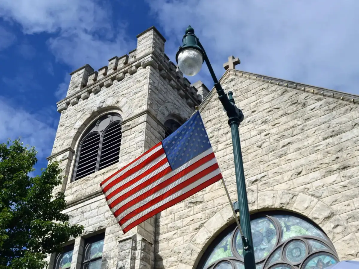 Jaka wiara w USA? Odkryj różnorodność religii i ich wpływ