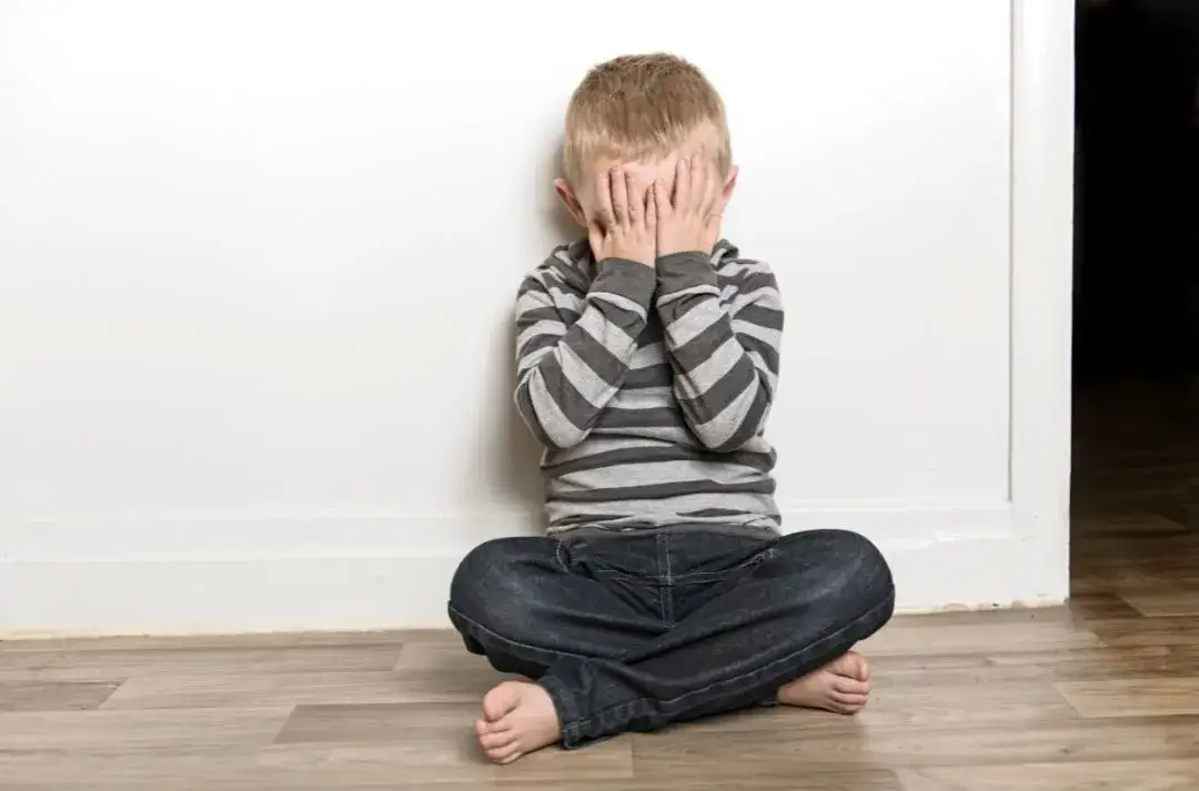 Jak czyścić uszy dziecku: bezpieczne metody i najczęstsze błędy