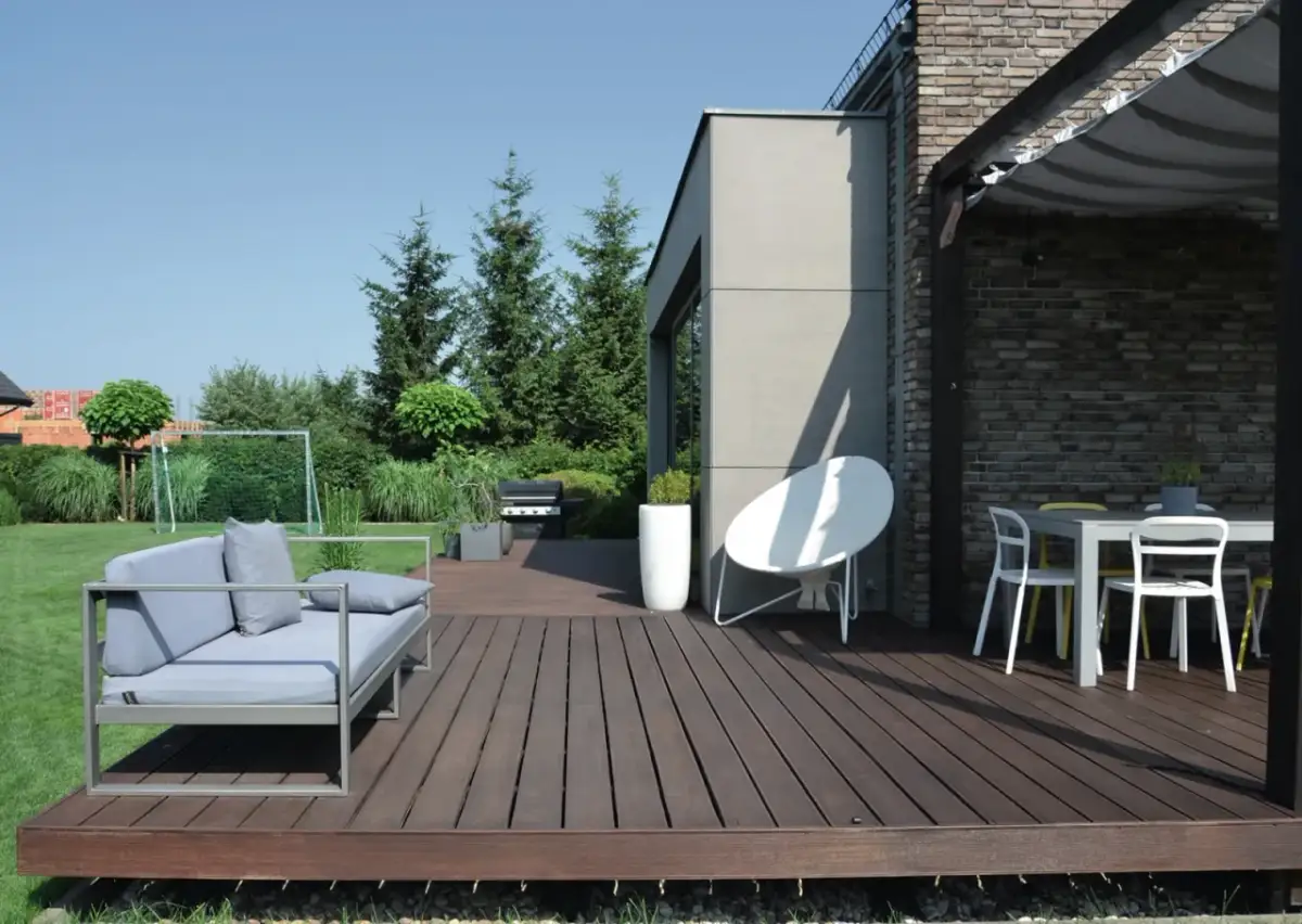 Ile kosztuje taras z drewna egzotycznego? Poznaj ukryte wydatki i oszczędności