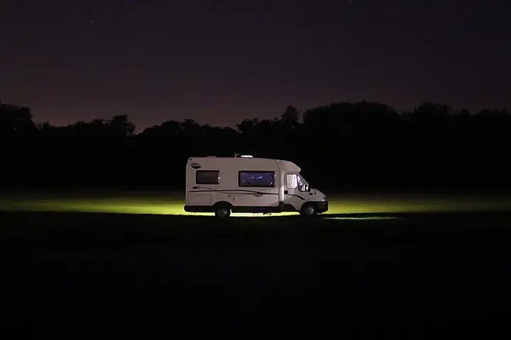 Gdzie można spać w przyczepie kempingowej? Odkryj najlepsze miejsca