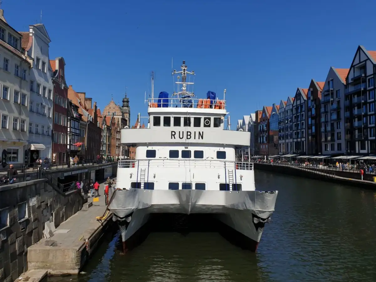 Ile płynie statek z Gdańska na Hel? Czas rejsu i ważne informacje