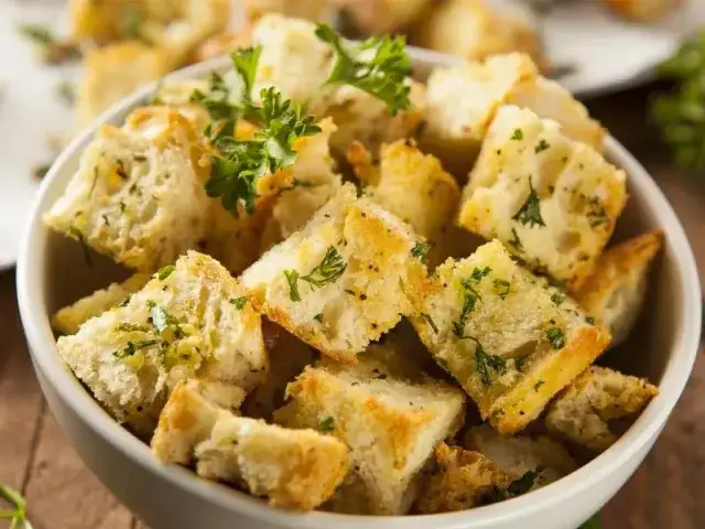 Jak zrobić grzanki do sałatki, aby zaskoczyć gości smakiem?