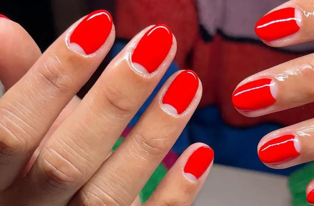 Paznokcie na których nie widać odrostu – sekrety idealnego manicure