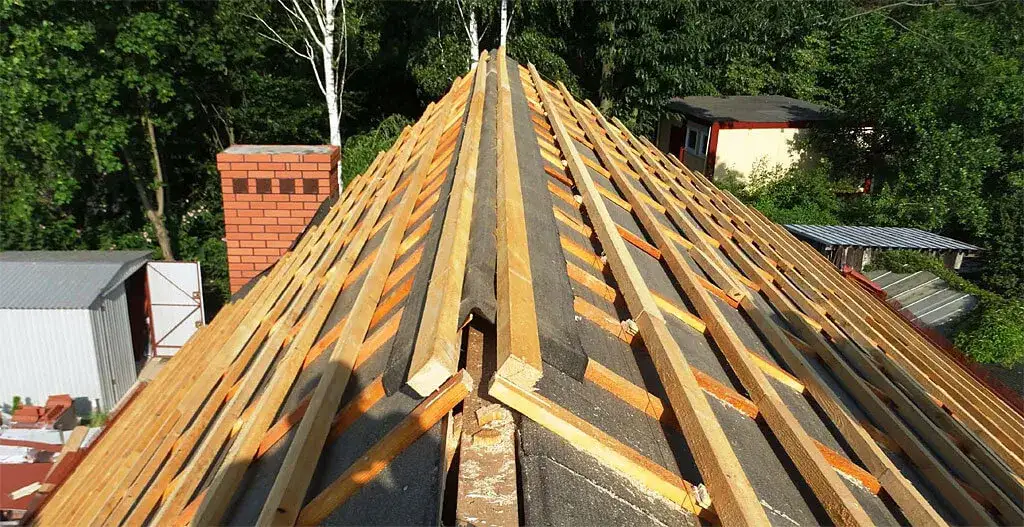 Czy pod dachówkę trzeba deskować? Poznaj kluczowe informacje i porady.