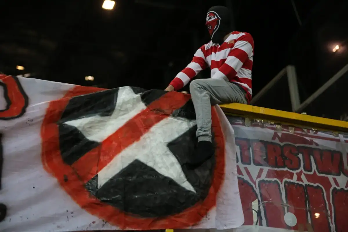 Kto z kim trzyma w ekstraklasie? Niezwykłe relacje klubowe w Polsce