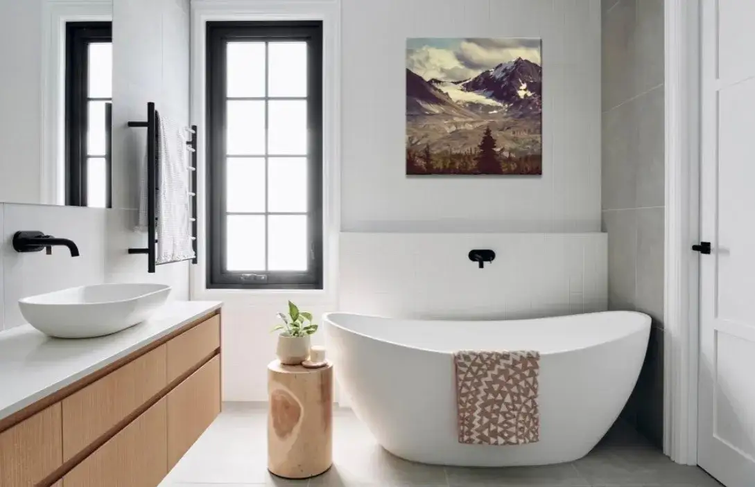 Jaki obraz do łazienki? Oto błędy, których warto unikać przy wyborze
