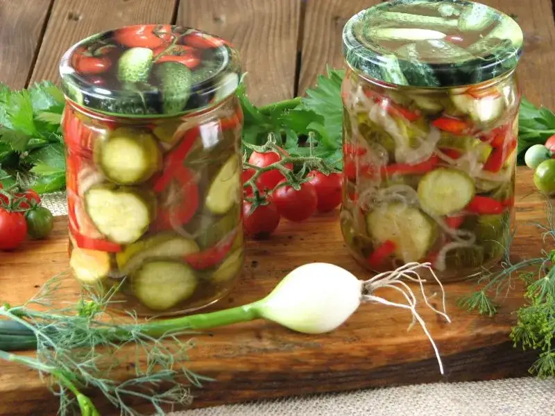 Jak zrobić sałatkę z ogórków i papryki, która zachwyci gości smakiem