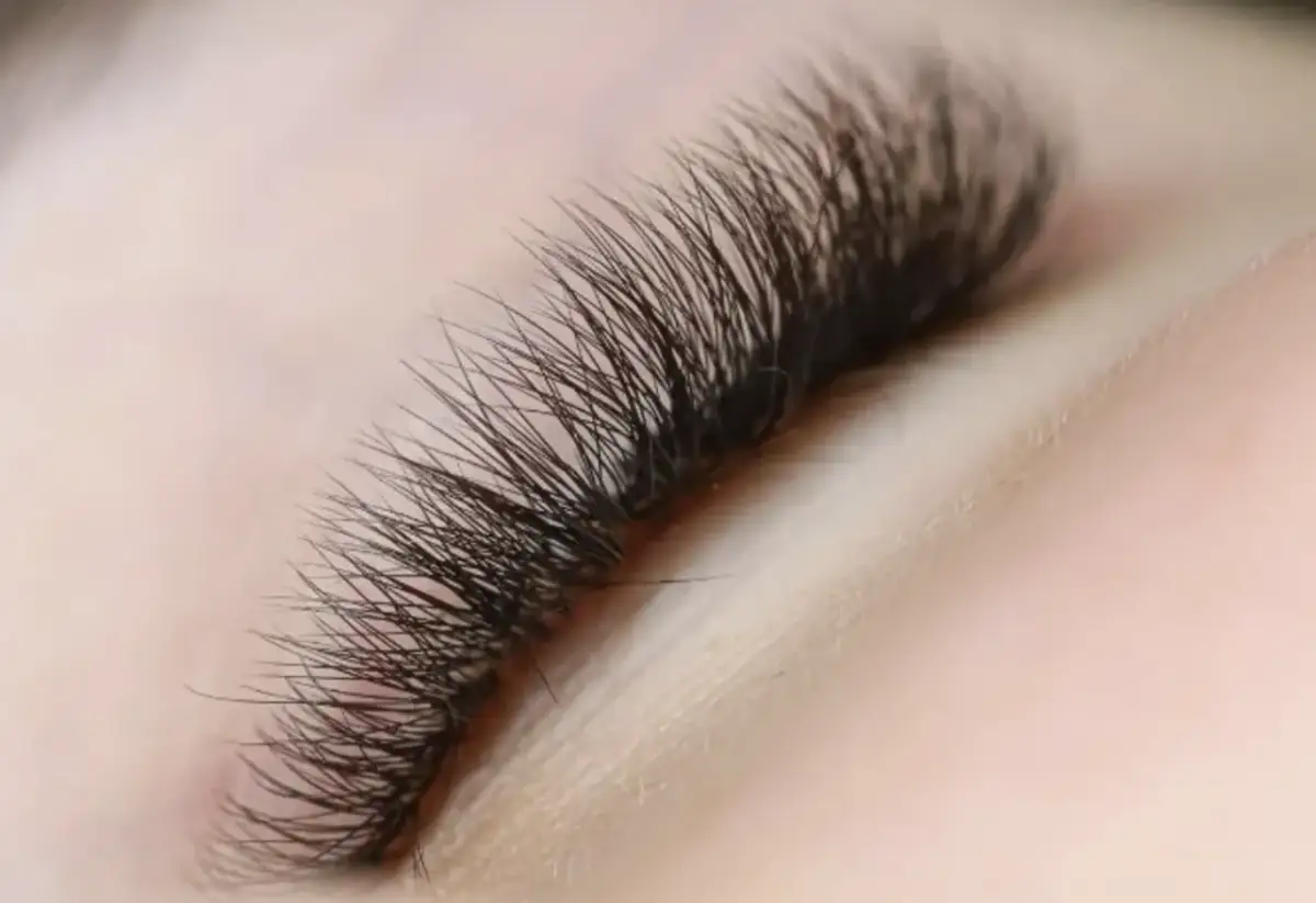 Jak wygląda zabieg przedłużania rzęs 2D? Ile czasu utrzymują się efekty?