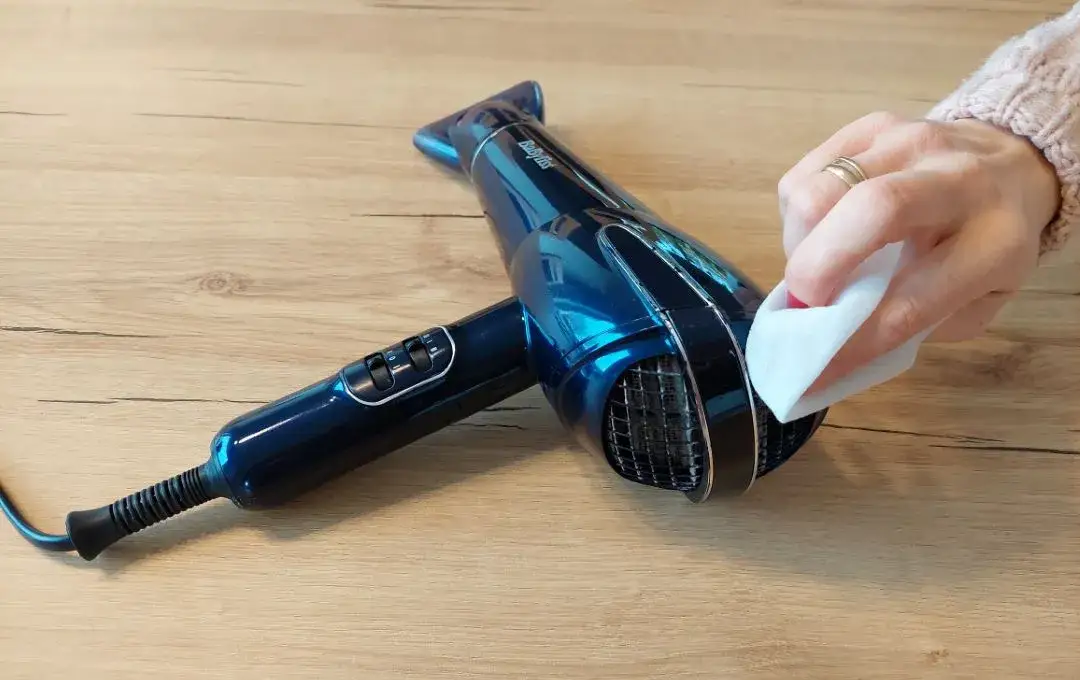 Jak wyczyścić suszarkę do włosów i uniknąć jej uszkodzenia