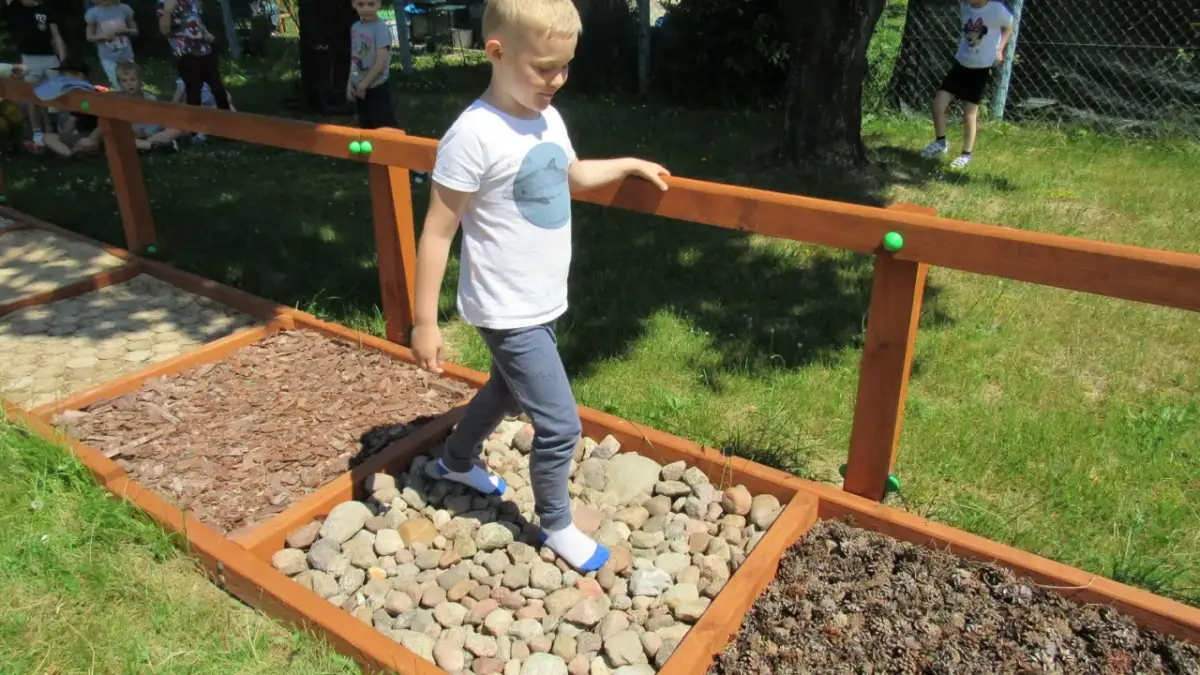 Ścieżka sensoryczna na dworze: magiczny świat rozwoju dziecka w plenerze