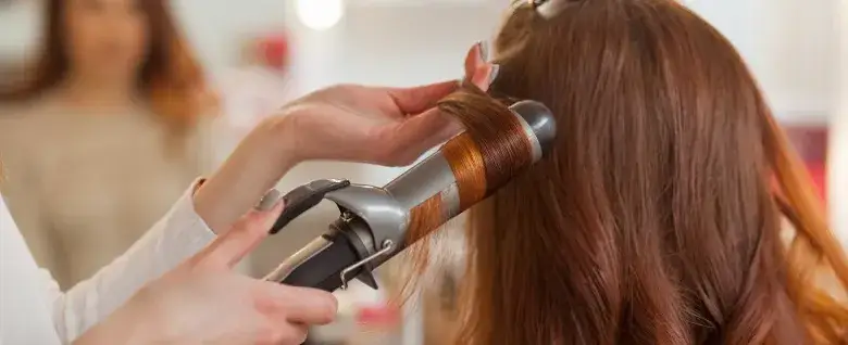 Czy lokówka niszczy włosy? Sprawdź, jak chronić swoje pasma