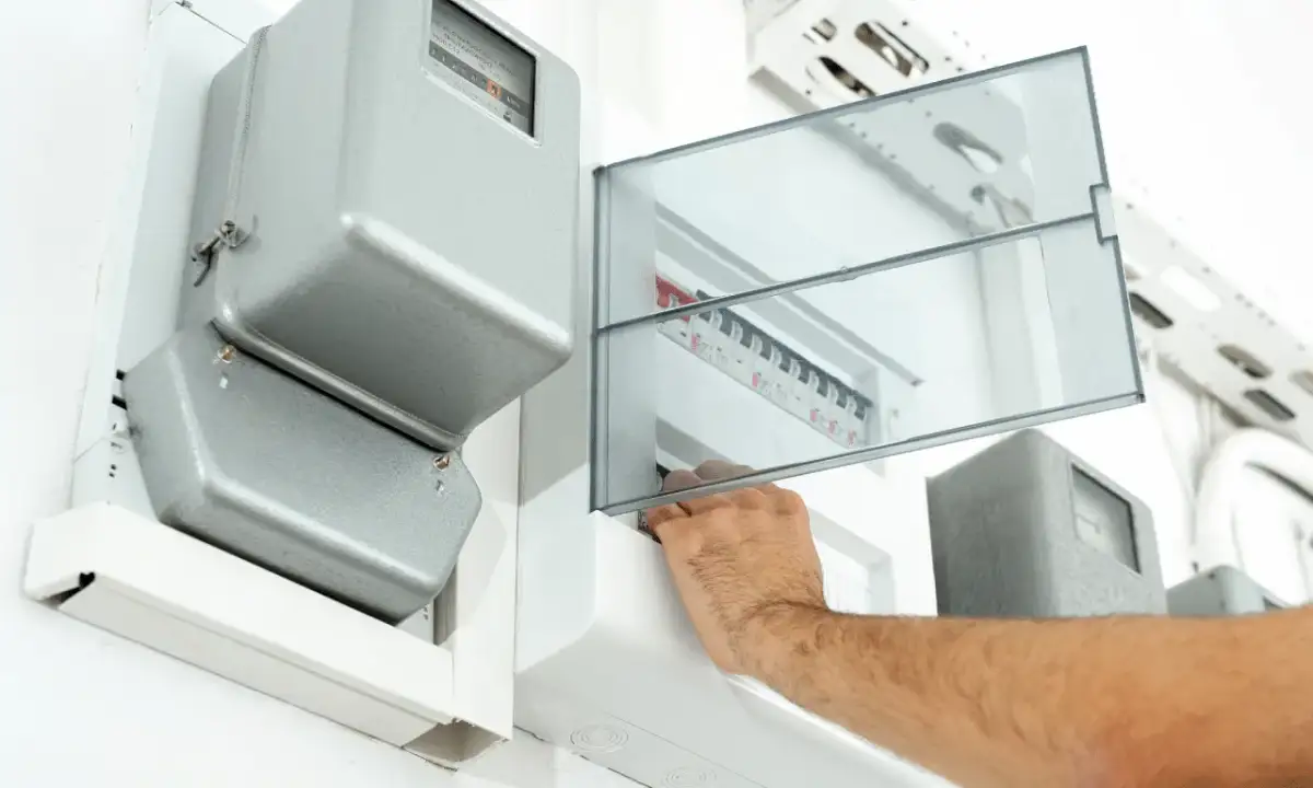 Jak podłączyć bezpiecznik różnicowy - uniknij najczęstszych błędów