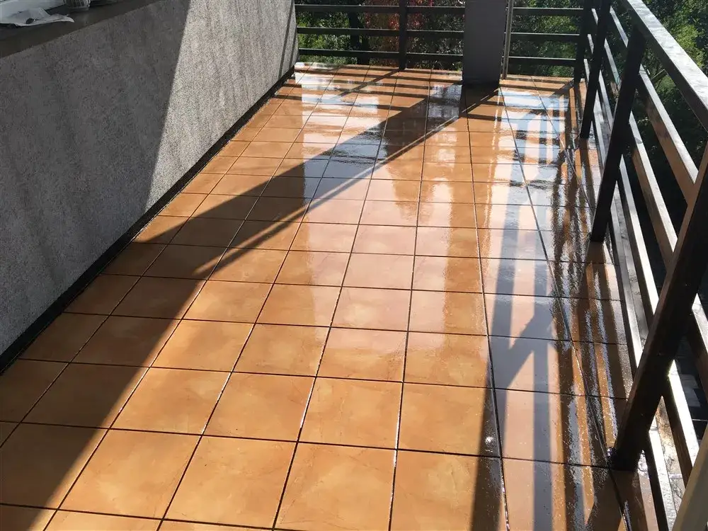 Skuteczne uszczelnianie fug na tarasie: instrukcja krok po kroku